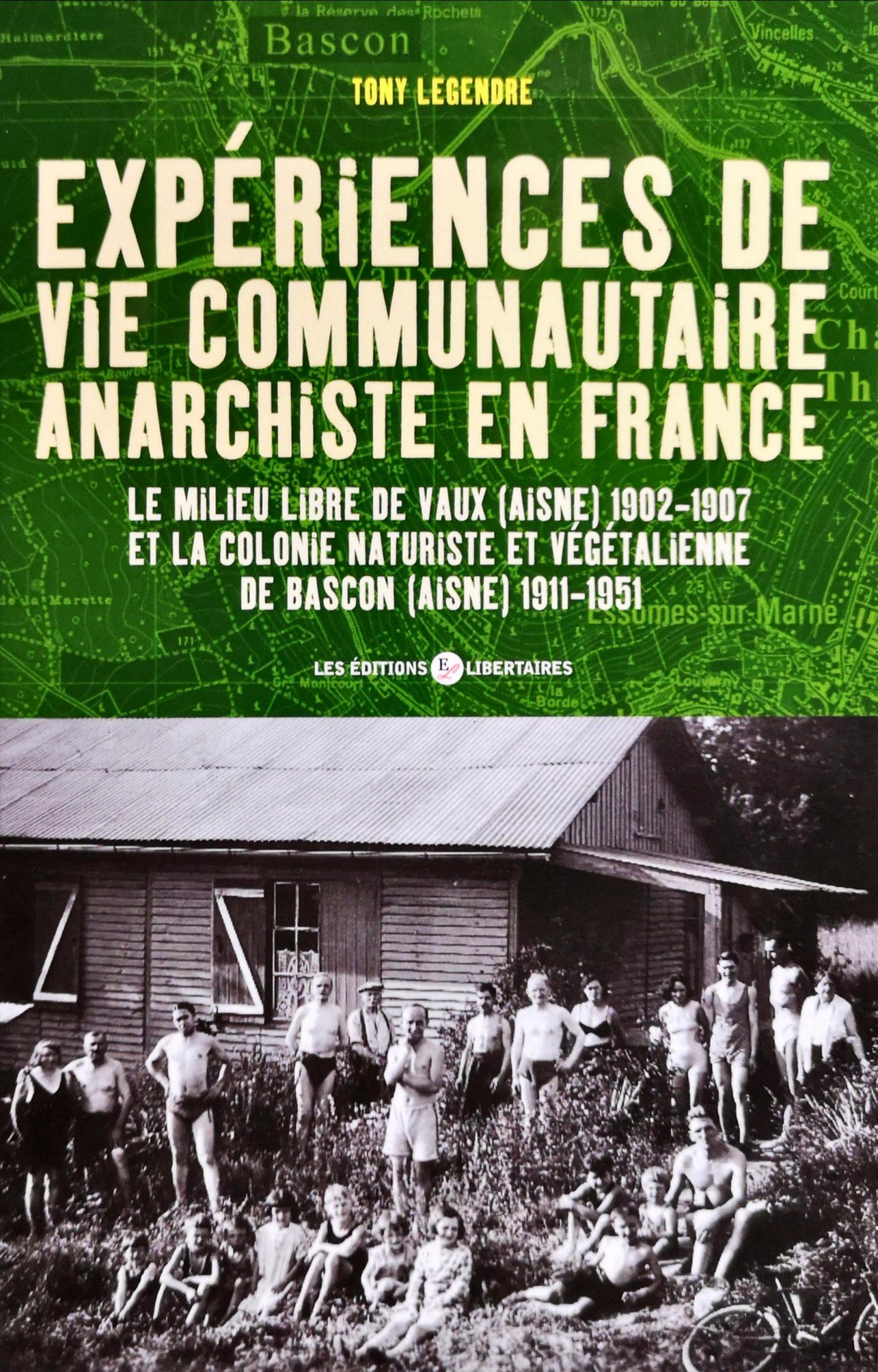 Couverture du livre Expériences de vie communautaire anarchiste en France : Le milieu libre de Vaux (Aisne) 1902-1907 et la colonie naturiste et végétalienne de Bascon (Aisne) 1911-1951 (la photo montre un groupe d'une vingtaine de personnes, adultes et enfants, devant un bâtiment